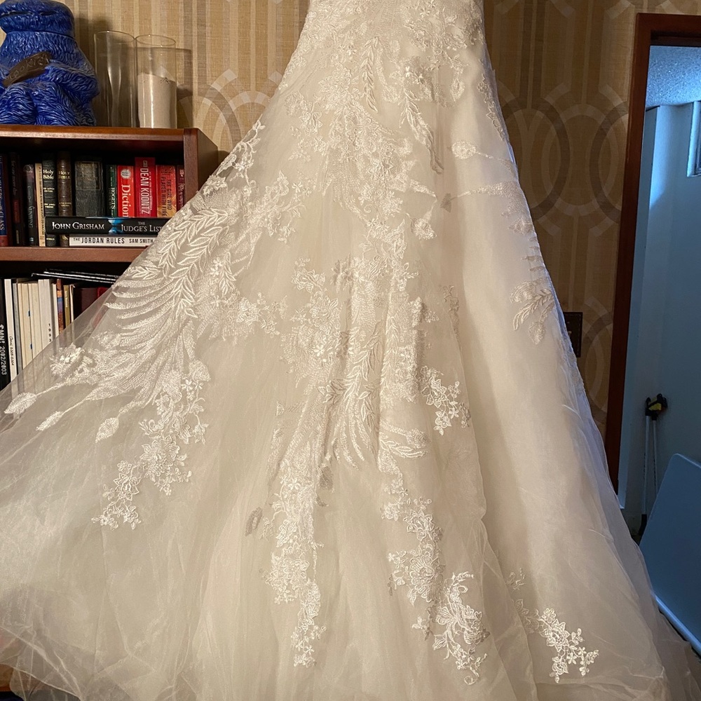 Wedding Gown Beautiful Embroidery sweetheart neckline in perfect condition